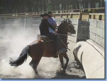 2 riders practicing rodeo moves on a rodeo clinic with Antilco